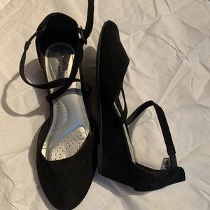 Black slightly wedged ballerina flats